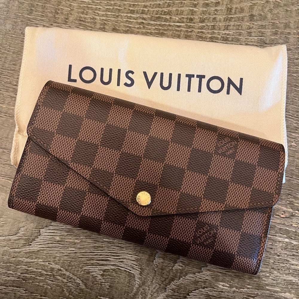 LOUIS VUITTON Sarah Wallet in Damier Ebene